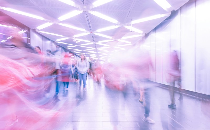 Sprachalarmierungsanlagen-Kölln-martin-adams-n0kwms_G_cw-unsplash Eilende Menschen