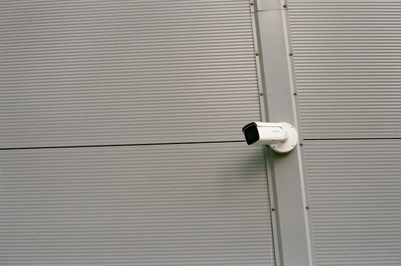 Ueberwachungssysteme-Nordheide-olena-bohovyk-PLMJD95IN_0-unsplash Videokamera an Lagerhalle