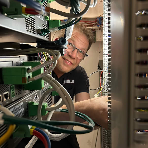 Andreas-Fachmarktzentrum-Referenzprojekt-Koelln-Sicherheitstechnik Fachmarktmitarbeiter Andreas im Sicherheitsraum