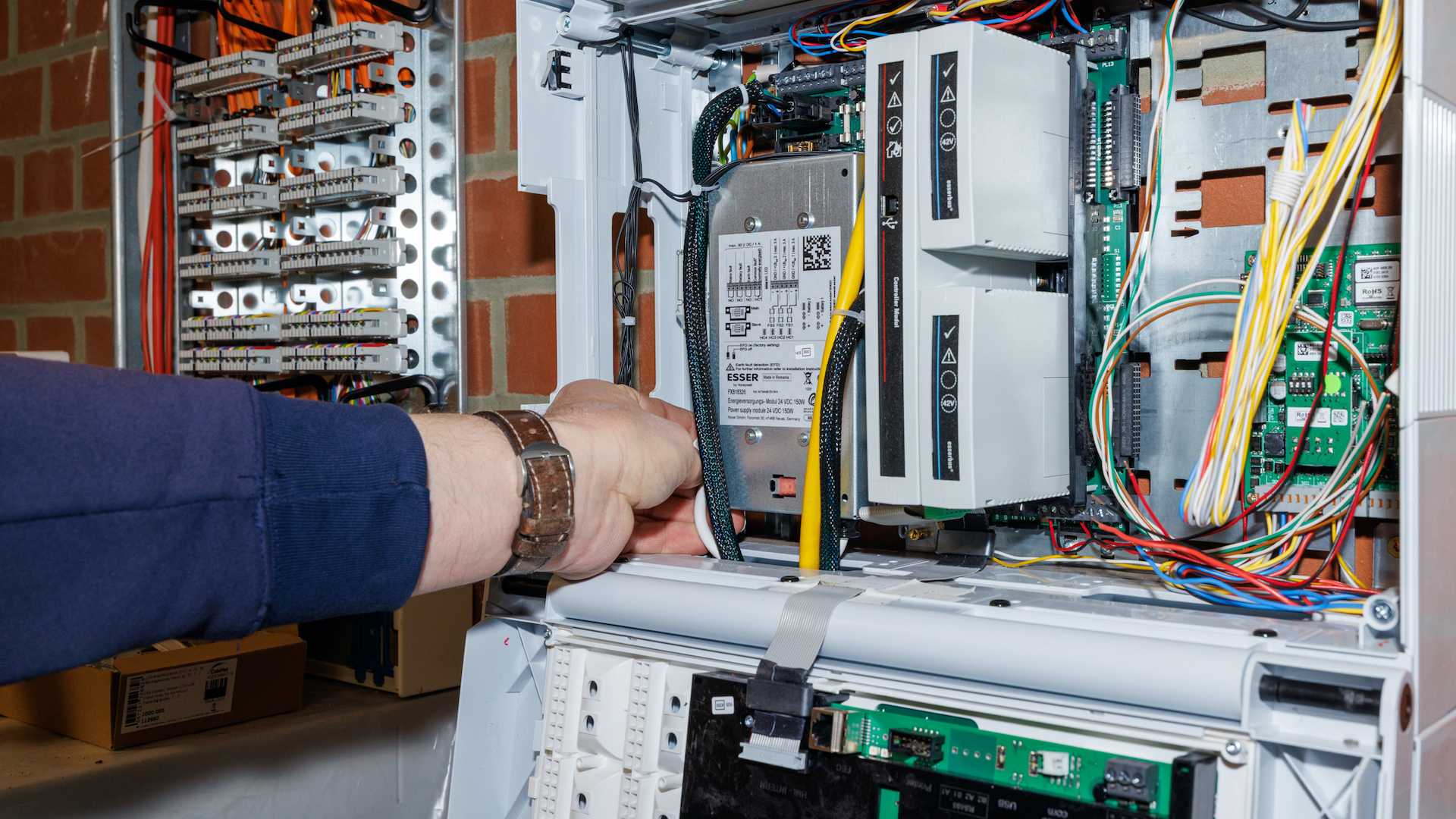 Monteur installiert moderne Einbruchmeldeanlage bei Kölln Sicherheitstechnik in Soltau