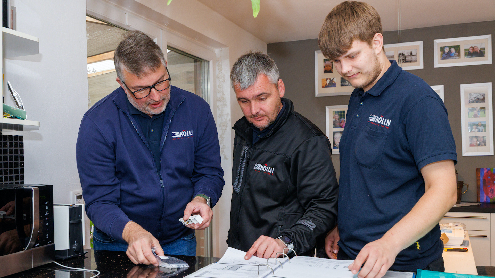 Servicetechniker für Sicherheitstechnik bei der Wartung einer Alarmanlage in Soltau